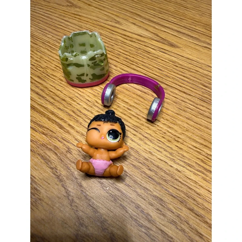 LOL Surprise Lil Sis Honey Bun Glitter Doll with Bag and Headphones